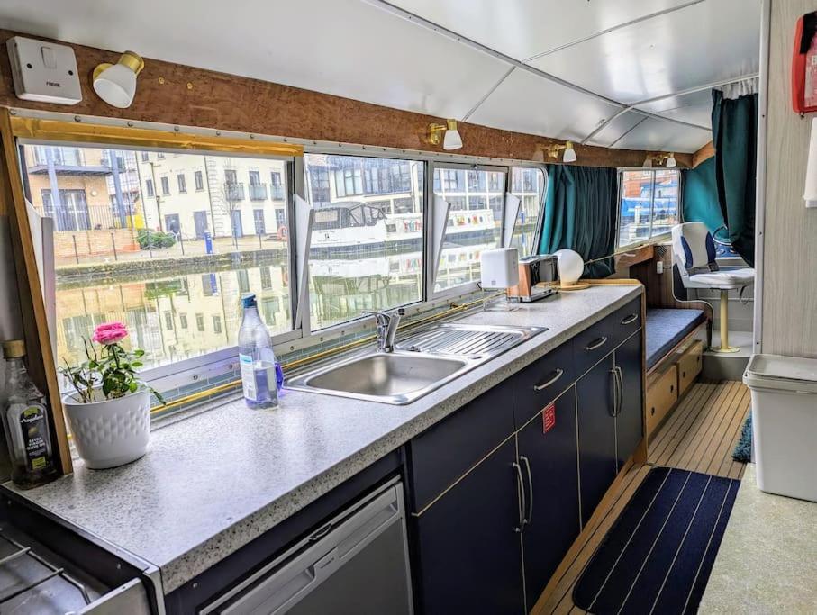 New Horizon - A Beautiful Boat Very Conveniently Located In Hotel en barco *