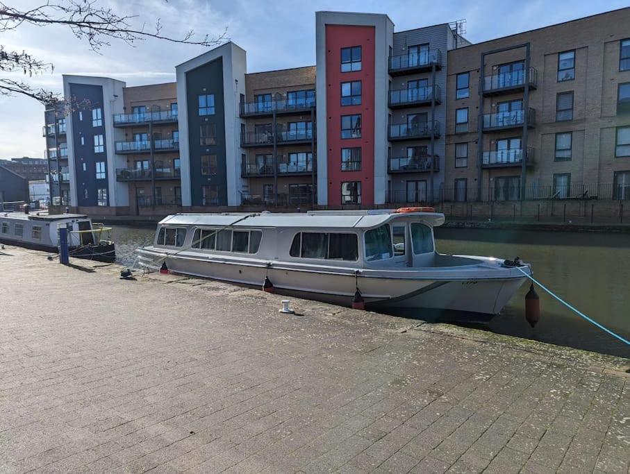 New Horizon - A Beautiful Boat Very Conveniently Located In * Chelmsford