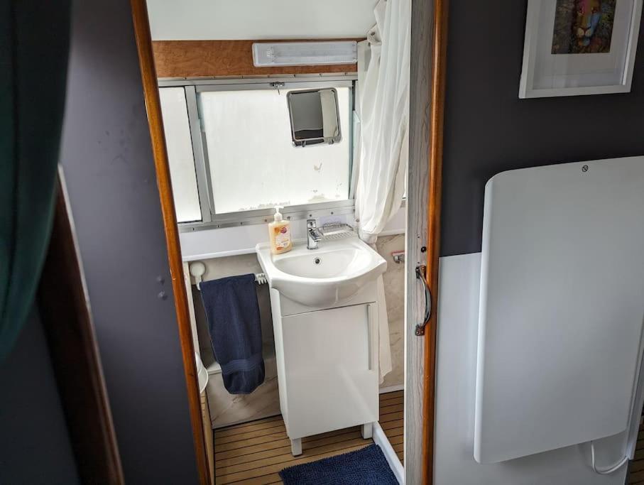 Hotel en barco New Horizon - A Beautiful Boat Very Conveniently Located In