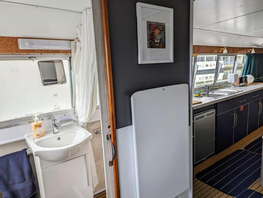New Horizon - A Beautiful Boat Very Conveniently Located In Hotel en barco *