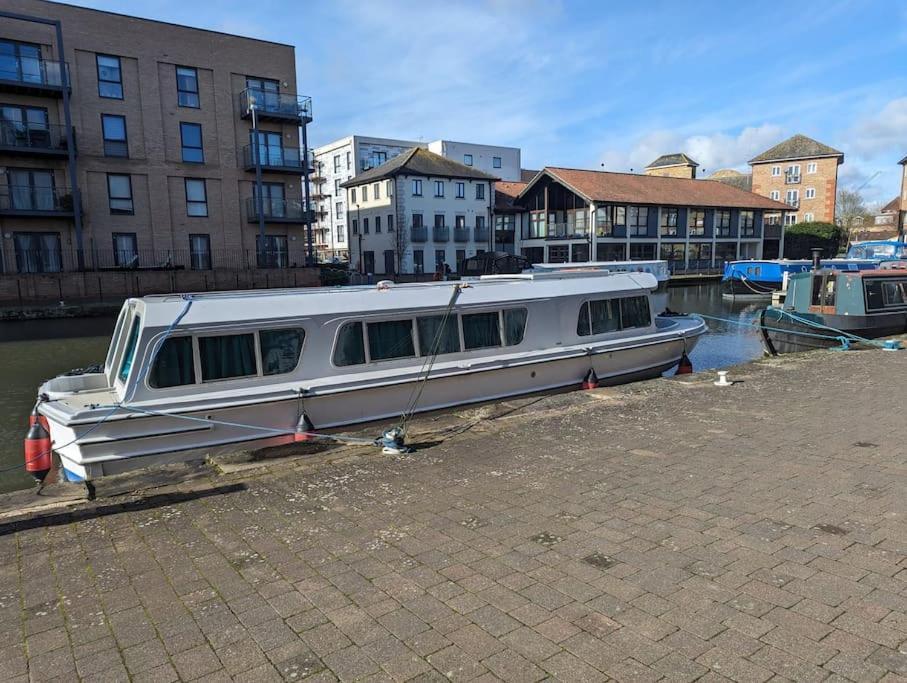 New Horizon - A Beautiful Boat Very Conveniently Located In Hotel en barco *